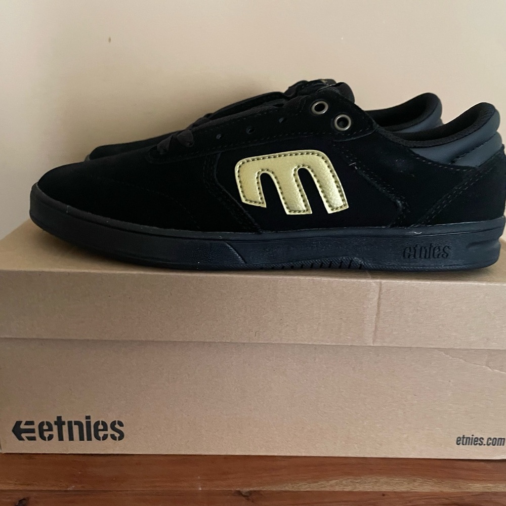Etnies Men’s Windrow Low Top Skate Shoe, Color Black/Gold, Size 8